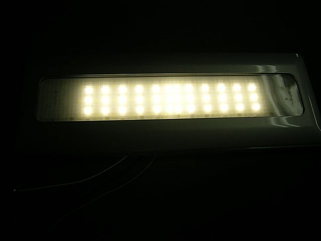 SMD LED×12ヶ 点灯時（発光色：ウォームホワイト）